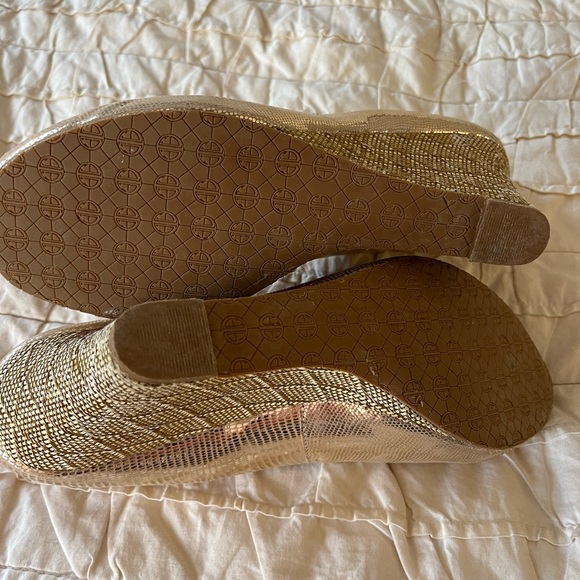 Lilly Pulitzer gold wedges - Picture 2 of 4